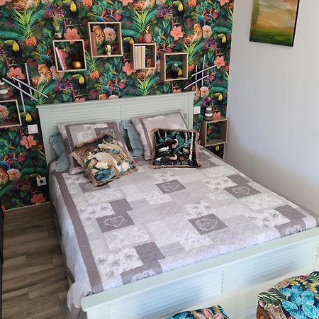 Les Papillons D'Uzes Bed & Breakfast Saint-Laurent-la-Vernede Bagian luar foto